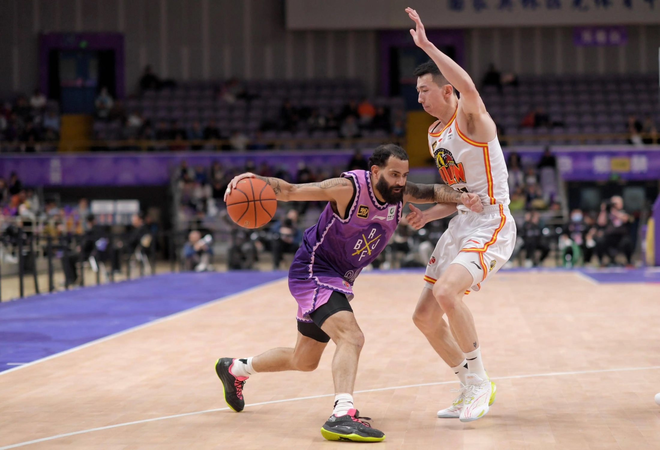 壹号娱乐国际比赛日山东男篮调整名单以备国王杯，门线救险环节打磨，悬念犹存，训练强度明显提升的简单介绍