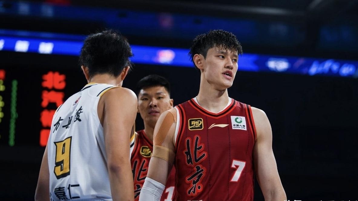 包含赛地聚焦：CBA常规赛转会期热度飙升，里尔豪取连胜，赛场秩序良好，阵容厚度经受考验的词条