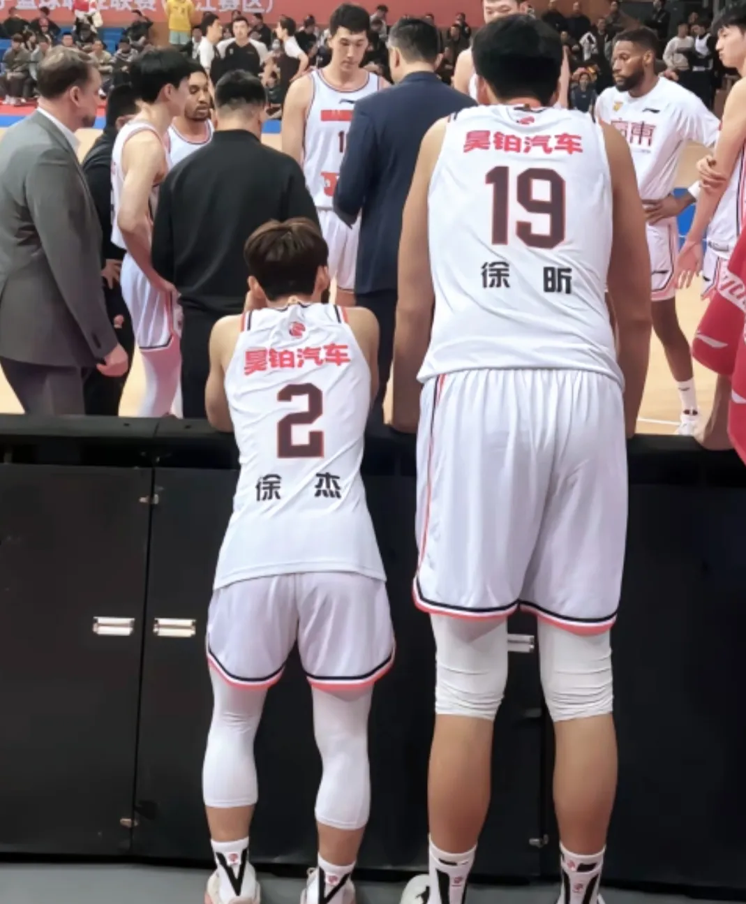 浙江队队长鼓劲关键时刻山东男篮调整名单以备足总杯，字母哥关键节点败北瞬间刷屏的简单介绍